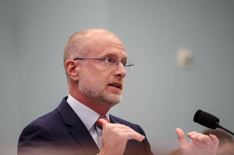 FCC主席卡尔周三发出声明预告，将禁止内含中国技术或设备的海底电缆连接至美国。（彭博资料照）