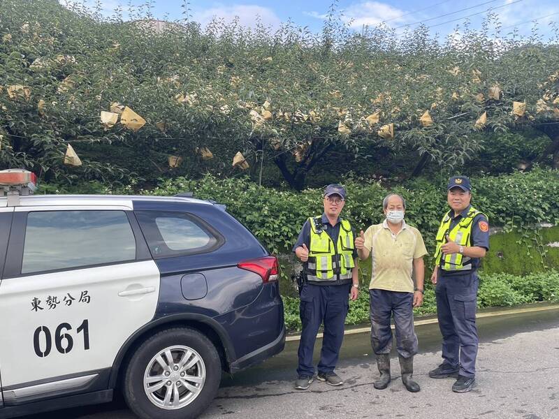 东势警分局茅埔派出所启动「护农专案」，加强梨园、集散场等巡逻，强化防窃勤务。
（民众提供）