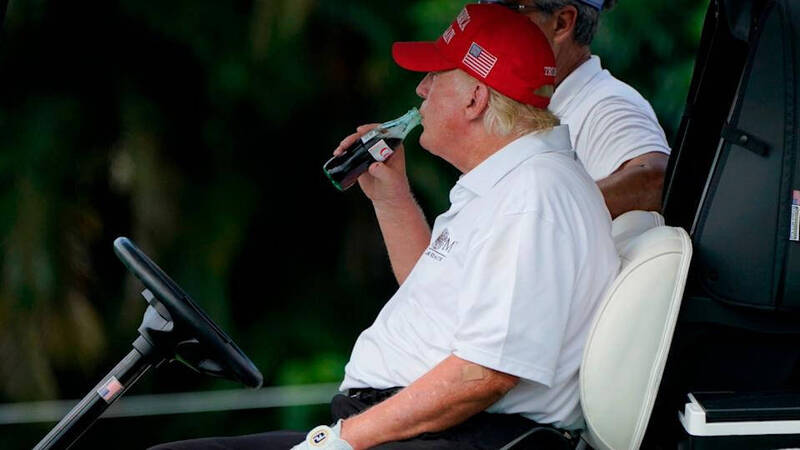 美国总统川普宣布,可口可乐已同意将改用蔗糖生产可乐,以取代高果糖玉米糖浆。不过,川普最爱的是含代糖的健怡可乐。(美联社资料照) 美国总统川普宣布,可口可乐已同意将改用蔗糖生产可乐,以取代高果糖玉米糖浆。不过,川普最爱的是含代糖的健怡可乐。(美联社资料照)