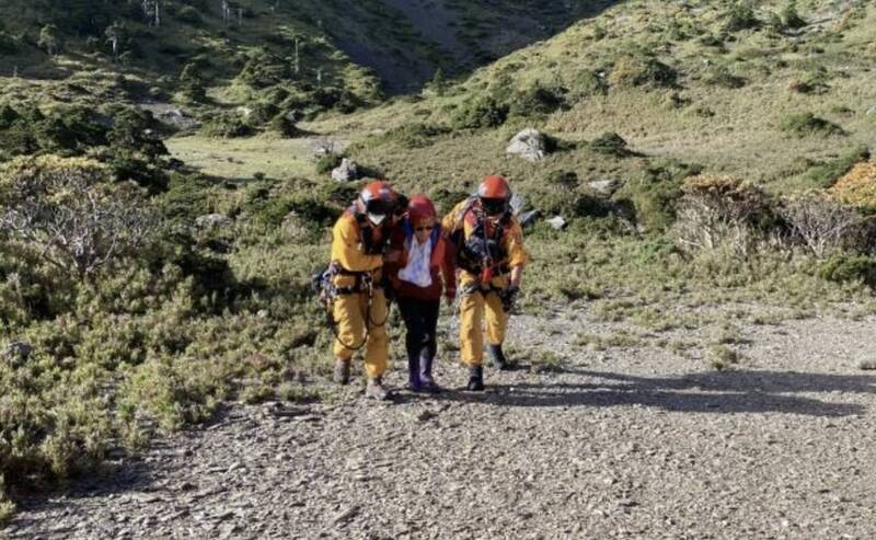 特搜人員將邱女扶上直升機送醫。(圖由民眾提供) 特搜人員將邱女扶上直升機送醫。(圖由民眾提供)