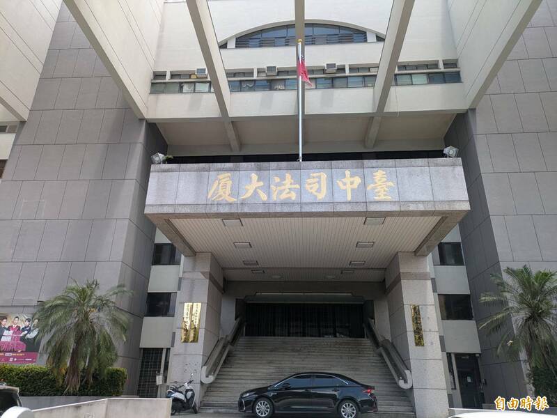 古男一次追兩名櫃姊，傳訊息並送盯梢、偷拍大腿，台中地院判處拘役40日。（記者張瑞楨攝）