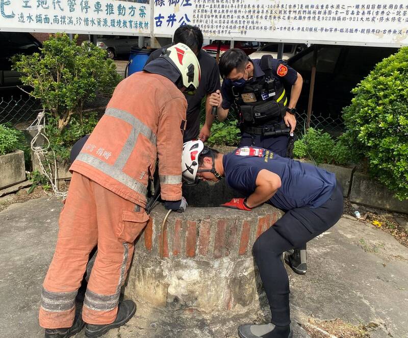 3国中生见义勇为，通报警消救出坠井妇人。（消防局提供）