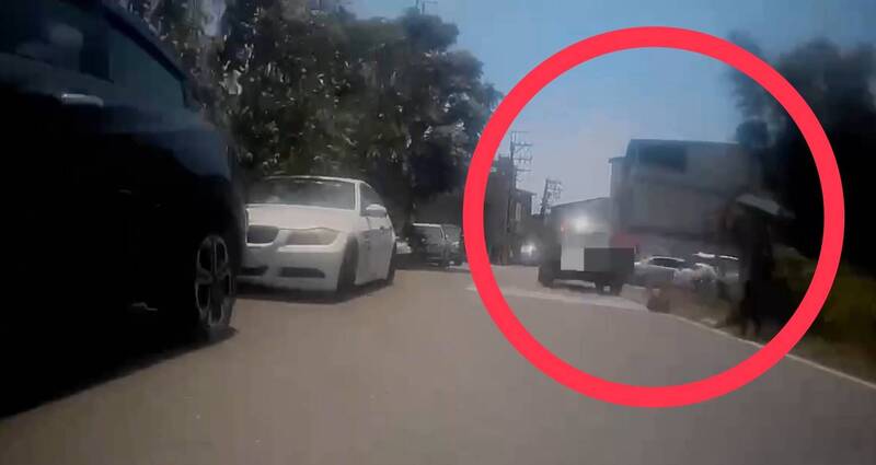 李姓女童遭黑色休旅車擦撞倒地。（民眾提供）