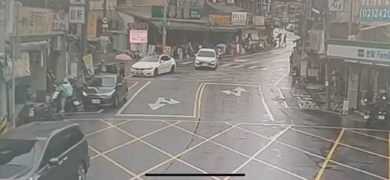 張姓男子疑毒駕失控撞及站在路旁撐傘的王姓婦人,警方趕抵在他車上查獲1個依託咪酯殘油的煙彈與電子煙。(記者林嘉東翻攝) 張姓男子疑毒駕失控撞及站在路旁撐傘的王姓婦人,警方趕抵在他車上查獲1個依託咪酯殘油的煙彈與電子煙。(記者林嘉東翻攝)