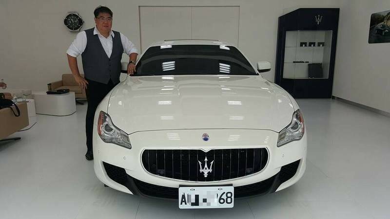 百富资本控股公司负责人储开轩在脸书上PO出与玛莎拉蒂跑车的合影。（撷取自脸书）