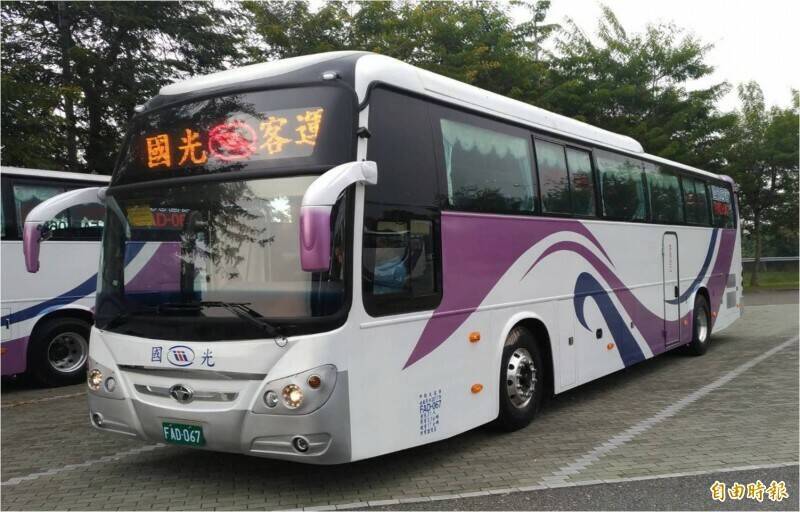 国光客运公司枋寮停车场内停放的8辆巴士去年遭人破坏油箱，窃取逾1600公升柴油。示意照，非本案车辆。（资料照）