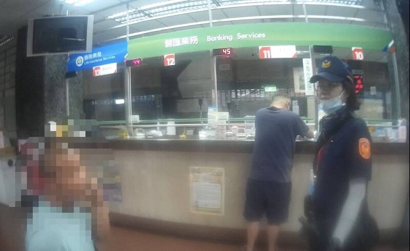 诈骗集团利用风灾行骗,台南善化员警与邮局联手,及时阻诈。(记者刘婉君翻摄) 诈骗集团利用风灾行骗,台南善化员警与邮局联手,及时阻诈。(记者刘婉君翻摄)