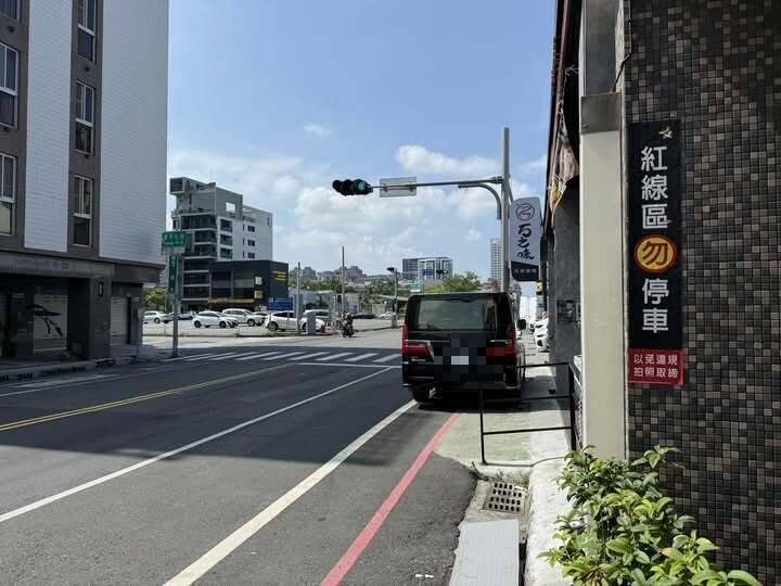 前方5公尺就是停車場,但圖中這部休旅車為圖方便,直接就違停紅線買漢堡。(林依婷提供) 前方5公尺就是停車場,但圖中這部休旅車為圖方便,直接就違停紅線買漢堡。(林依婷提供)