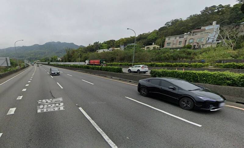 林女买车首日就故障,第4天被拍到车速,挨罚1.2万元,但吊扣车牌部分被法官撤销,图为超速的苗栗路段。(记者张瑞桢翻摄GOOGLE街景) 林女买车首日就故障,第4天被拍到车速,挨罚1.2万元,但吊扣车牌部分被法官撤销,图为超速的苗栗路段。(记者张瑞桢翻摄GOOGLE街景)