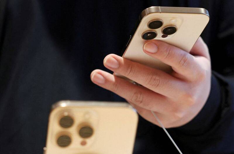 減少螢幕亮起次數，可延長電量使用時間。示意圖。（路透社）