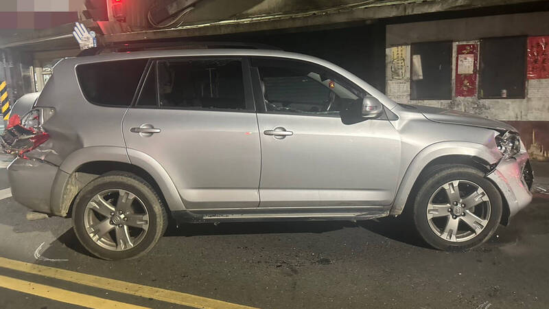 新北市廖姓男子昨天深夜酒駕未開大燈，遇警車攔查，不停車受檢反加速逃逸，仍被支援警力前後包夾就逮。警訊後，除將他依涉犯刑法妨害公務等罪嫌送辦。（記者林嘉東翻攝）