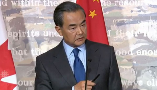 中国外长王毅访问加拿大，却在记者会当众飙骂女记者。（图撷取自《CBC》）