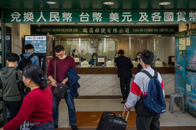 澳門早在2008就開始實行當地現在俗稱「一萬塊政策」的「現金分享計劃」。示意圖，圖為澳門一間銀行的櫃檯。（彭博）