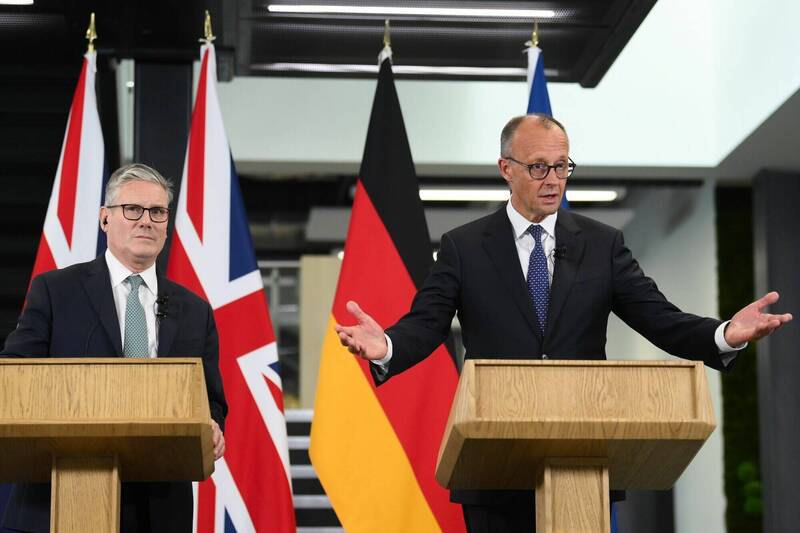 英国首相施凯尔(左)与德国总理梅尔茨(右)17日在伦敦签署一项具有里程碑意义的友好条约,承诺加强防务合作。柏林也希望未来能够纳入伦敦的核子保护伞。(彭博) 英国首相施凯尔(左)与德国总理梅尔茨(右)17日在伦敦签署一项具有里程碑意义的友好条约,承诺加强防务合作。柏林也希望未来能够纳入伦敦的核子保护伞。(彭博)