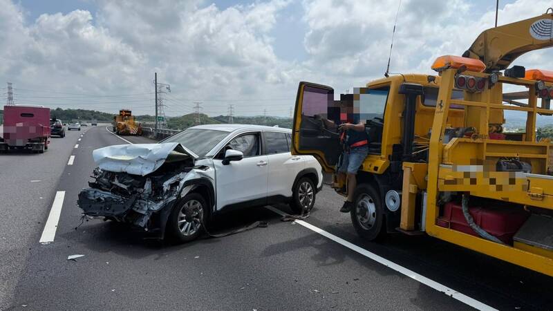 圖為事發現場，休旅車毀損嚴重。（取自職業聯結車職業大貨車職業大客車拉拉隊運輸業照片影片資訊分享團）