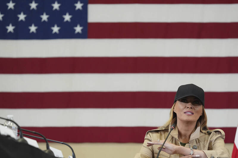 美国第一夫人梅兰妮亚．川普的母国斯洛维尼亚17日下令禁止2名以色列极右翼部长入境。图为梅兰妮亚11日随川普到德州勘灾时发表谈话。（美联社）