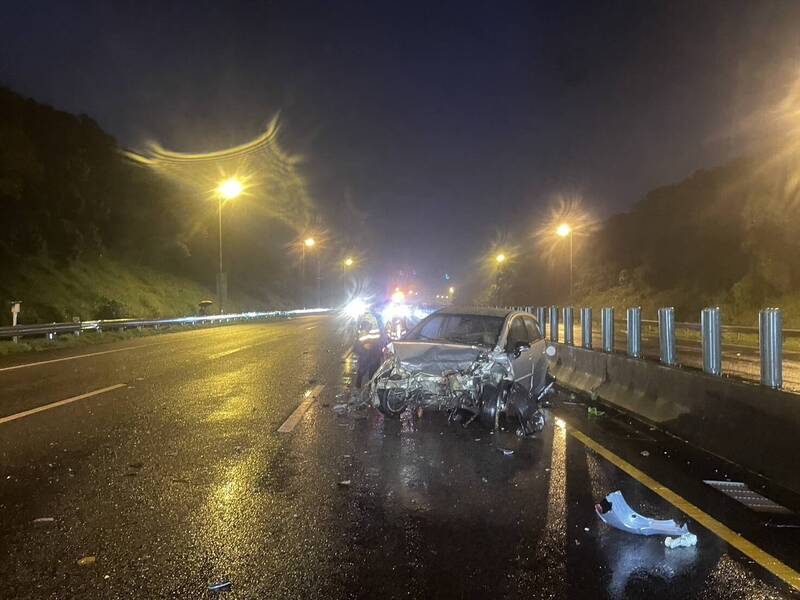 国道3号连环车祸，轿车车头撞烂。（民众提供）