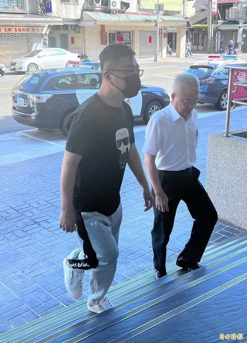 「百亿总裁」陈政谷（左）不愿戴电子脚环提出抗告，二审法院认为「犯罪嫌疑确属重大」驳回，图为他向警局报到场景。（资料照，记者廖耀东摄）