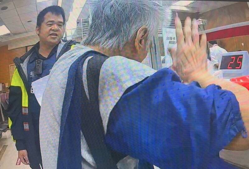 卢妇情绪激动，不仅拒绝配合，甚至激动喊出「我跟你下跪」，随即丢下银行存折转身离去。（记者郑景议翻摄）