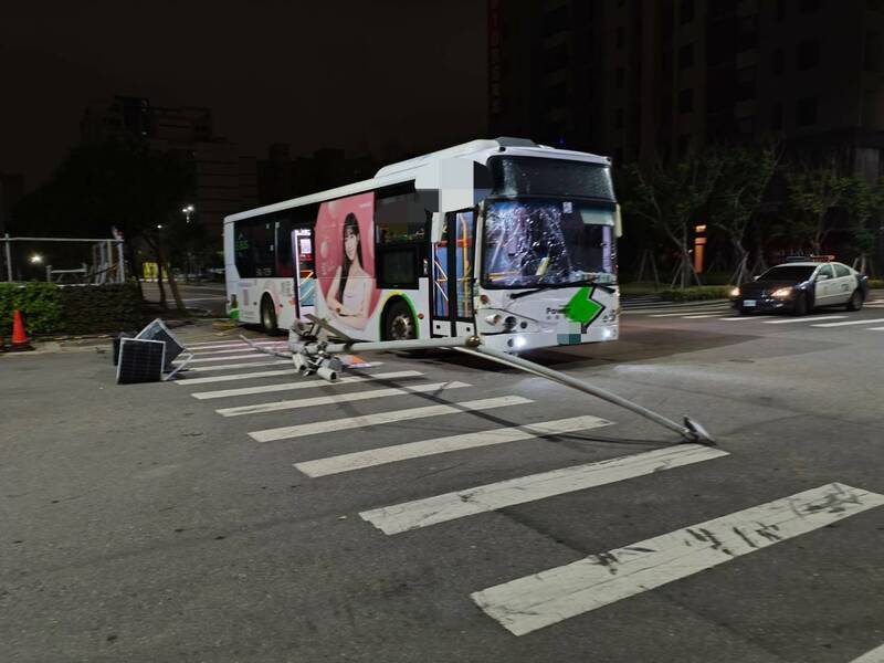 台中市统联市公车于台中港区撞上灯杆。（民众提供）