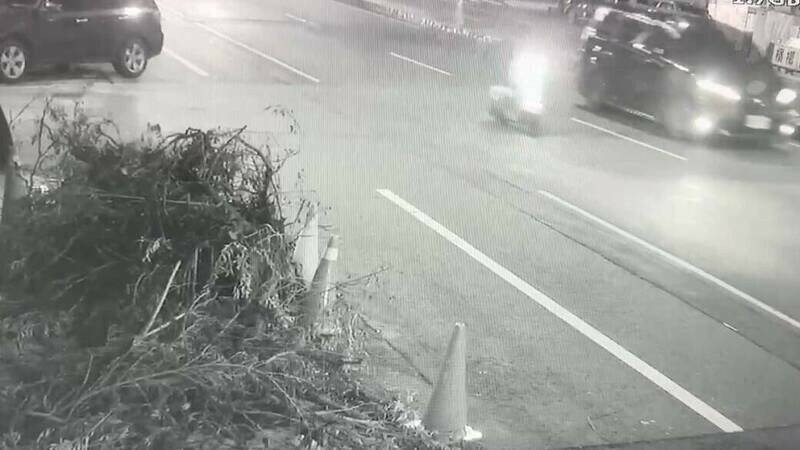 网红「凤梨」座车遭枪手开枪。（民众提供）