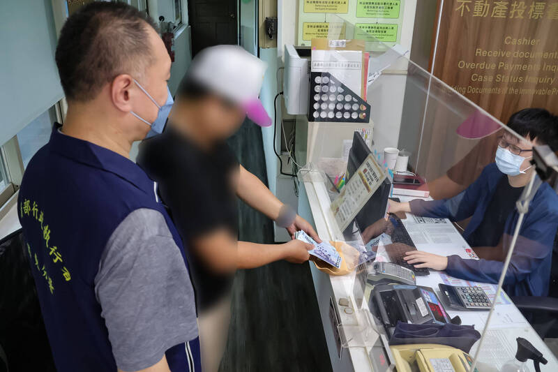 屏東執行分署與高雄區監理所屏東監理站、公路局合作,針對沒有繳交罰單專案進行強力催繳。圖為欠款民眾到屏東執行分署繳清罰鍰。(屏東執行分署提供) 屏東執行分署與高雄區監理所屏東監理站、公路局合作,針對沒有繳交罰單專案進行強力催繳。圖為欠款民眾到屏東執行分署繳清罰鍰。(屏東執行分署提供)