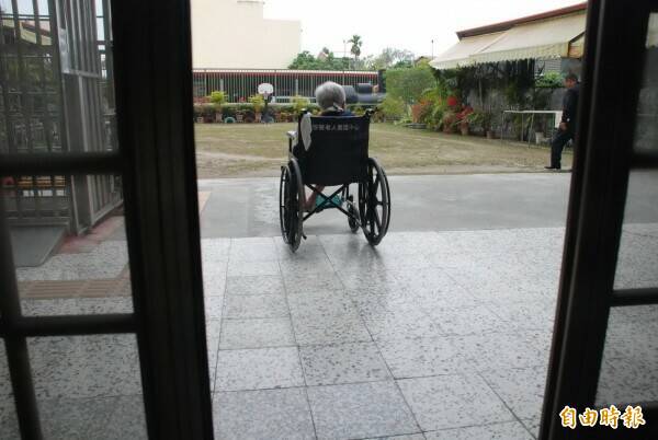 彰化一名母亲年轻时「抛夫弃女」,临老要求女儿负扶养费,法院判败诉。示意图。(记者颜宏骏摄) 彰化一名母亲年轻时「抛夫弃女」,临老要求女儿负扶养费,法院判败诉。示意图。(记者颜宏骏摄)