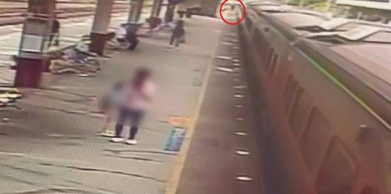 該位民眾疑刻意走到月台最末處，趁無人注意時跳上自強號。（資料照）