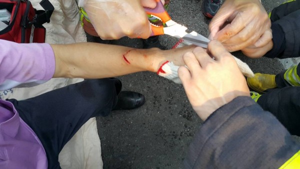 消防人員讓卓某脫困後，趕緊進行簡易包紮。（記者徐聖倫翻攝）

