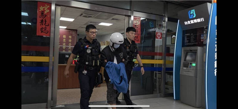 余姓男子今晨駕車在信義區遇北市警攔查，涉嫌假裝配合隨即加速衝撞逃竄，員警連開2槍制止仍被逃逸，1小時後於附近山區產業道路私人停車棚查獲，當場逮人送辦。警方於車內起獲初驗有依託咪酯毒品反應的電子煙主機，將進一步確認是否毒駕。（記者邱俊福翻攝）