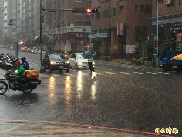 強降雨造成桃園多處淹水，中央氣象局統計，日累積雨量前3名都在桃園市，第一名為桃園市大園區埔心測站173.5毫米。（記者李容萍攝）