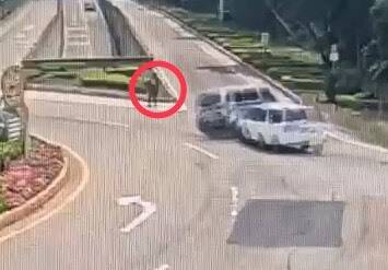 金門城鎮韌性演習交管甫結束,金城鎮公所一部公務車遭撞側翻,一旁阿兵哥(紅圈處)機警跳開。(金湖分局提供) 金門城鎮韌性演習交管甫結束,金城鎮公所一部公務車遭撞側翻,一旁阿兵哥(紅圈處)機警跳開。(金湖分局提供)