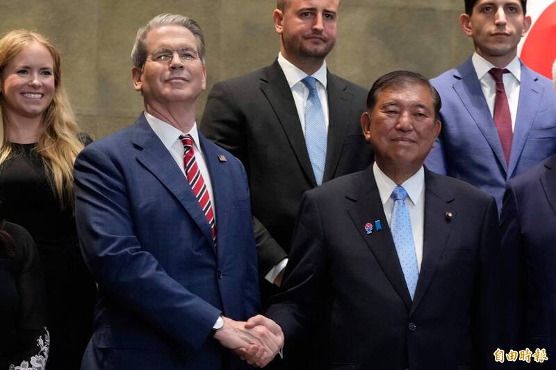 日本首相石破茂（右）在東京首相官邸會晤前與美國財政部長貝森特握手。 （法新社）