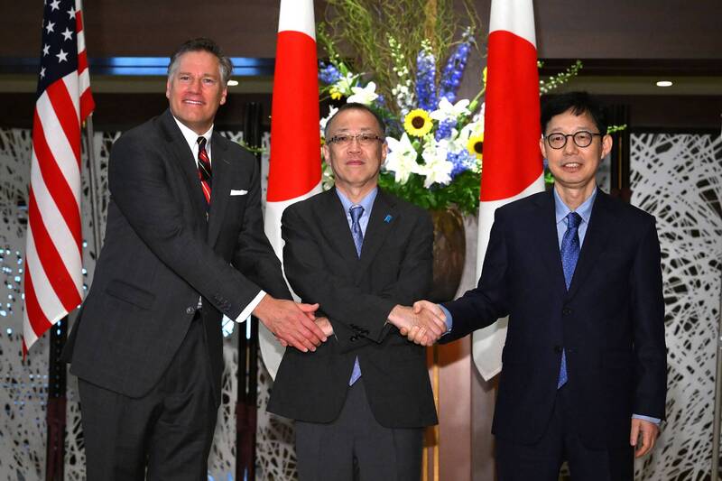 美国副国务卿蓝道(Christopher Landau,左起)、日本外务事务次官船越健裕、韩国外交部第一次官朴润柱在东京举行副外长层级会议。(法新社) 美国副国务卿蓝道(Christopher Landau,左起)、日本外务事务次官船越健裕、韩国外交部第一次官朴润柱在东京举行副外长层级会议。(法新社)