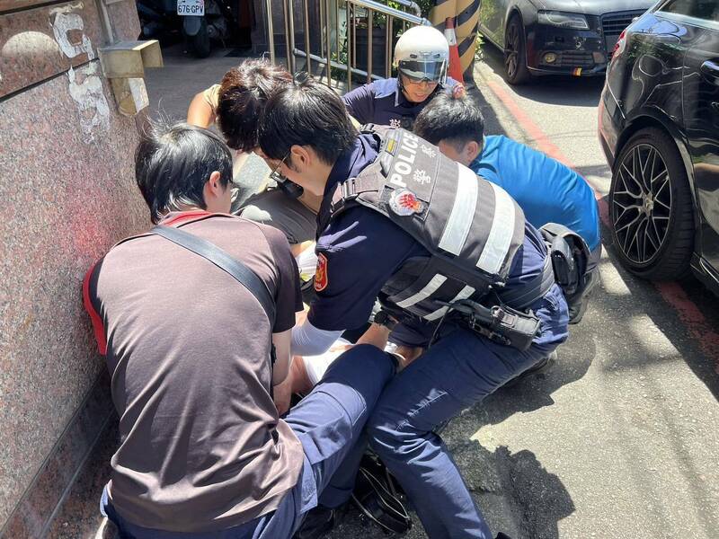 陳姓男子持刀找友人算帳，被埋伏員警壓制逮捕。（警方提供）