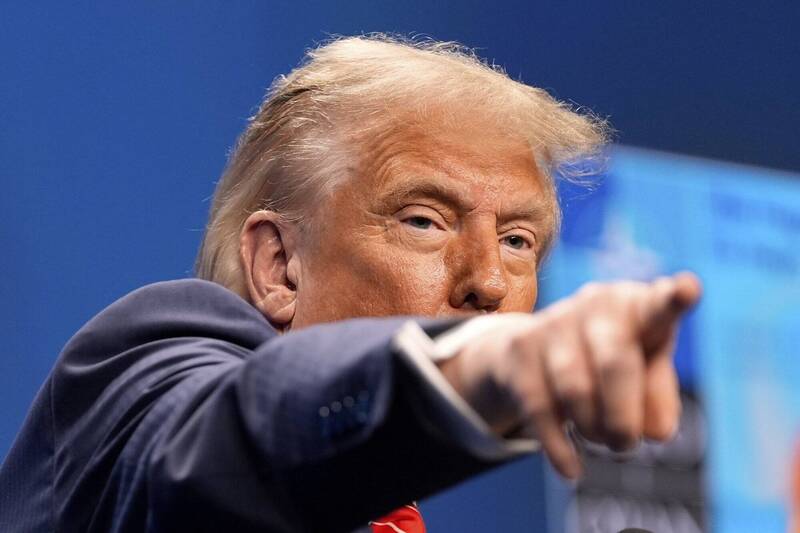 《华尔街日报》指称川普曾寄不雅贺卡给已故富豪淫魔艾普斯坦,川普对此求偿100亿美元。(美联社) 《华尔街日报》指称川普曾寄不雅贺卡给已故富豪淫魔艾普斯坦,川普对此求偿100亿美元。(美联社)