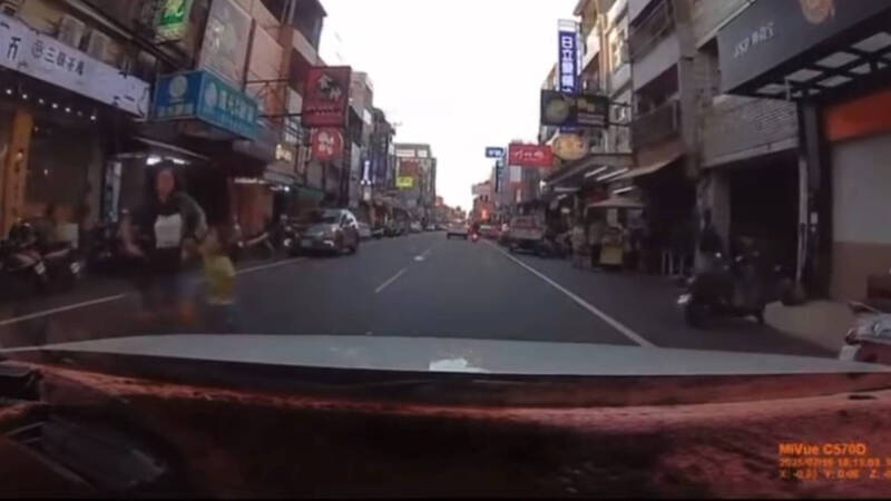 媽媽左右手各牽一名小孩闖馬路。（民眾提供）