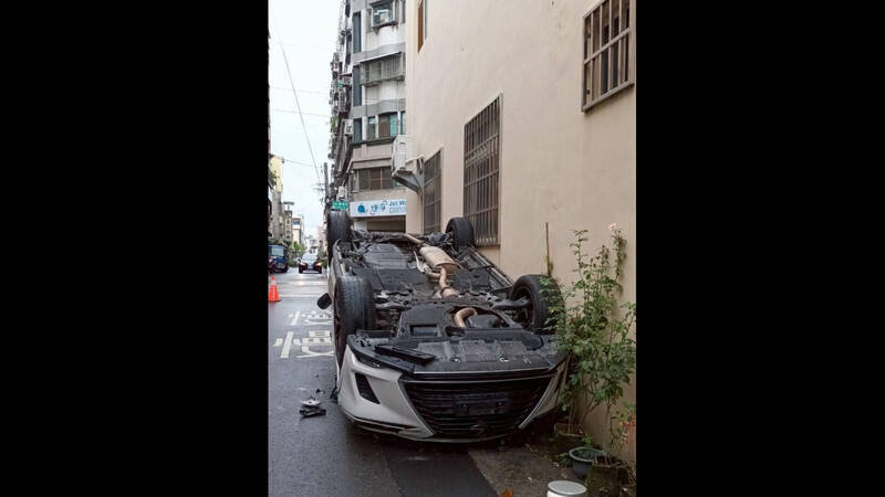 休旅車駕駛酒駕又講電話，碰撞前車造成翻覆。（民眾提供）