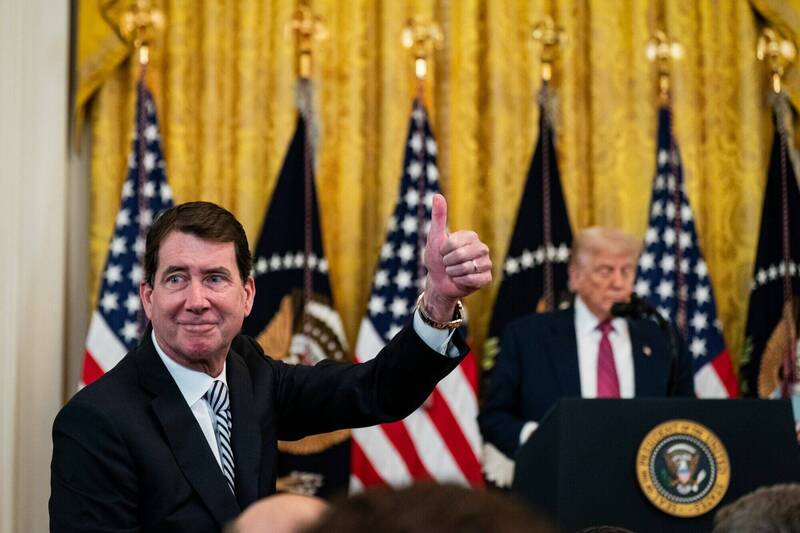 川普18日簽署「GENIUS」法案時介紹負責起草的參議員海格提，並稱讚海格提派駐日本期間的優異表現。（彭博）