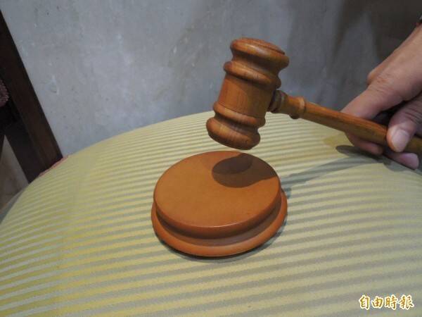 新北市一名人夫在超商內偷拍正妹裙底風光，不慎碰到正美小腿而露餡，被法院判處4月徒刑。圖為示意圖。（資料照）