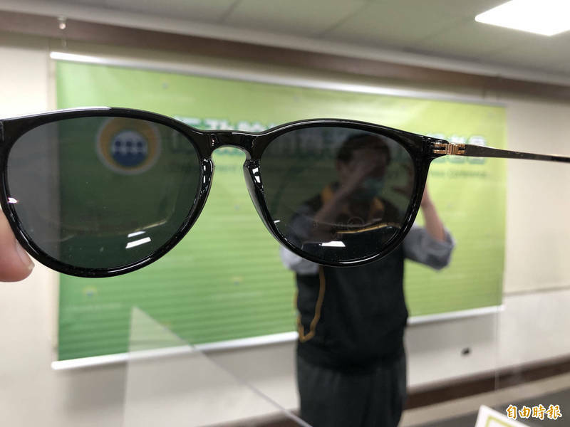 张姓公车司机行经斑马线未让行人挨罚6000元，辩称阳光刺眼看不到人，提起行政诉讼遭驳回。法官认为职业驾驶应随时准备墨镜，不接受卸责说词。示意图。（资料照）