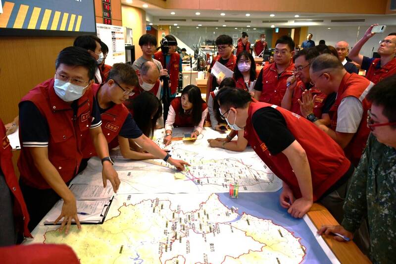 新北市政府今天举办国家防灾日兵推,比照汉光演习,以美式无脚本方式推想,模拟新北新庄遭遇8.5震创,展开情境想定及防灾推演,中央官员到场指导。(记者吴仁捷翻摄) 新北市政府今天举办国家防灾日兵推,比照汉光演习,以美式无脚本方式推想,模拟新北新庄遭遇8.5震创,展开情境想定及防灾推演,中央官员到场指导。(记者吴仁捷翻摄)