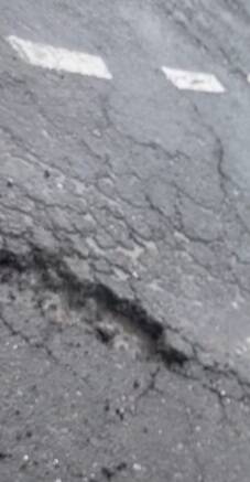 高雄路面裂縫冒泡嚇壞駕駛人，所幸虛驚一場。（讀者提供）