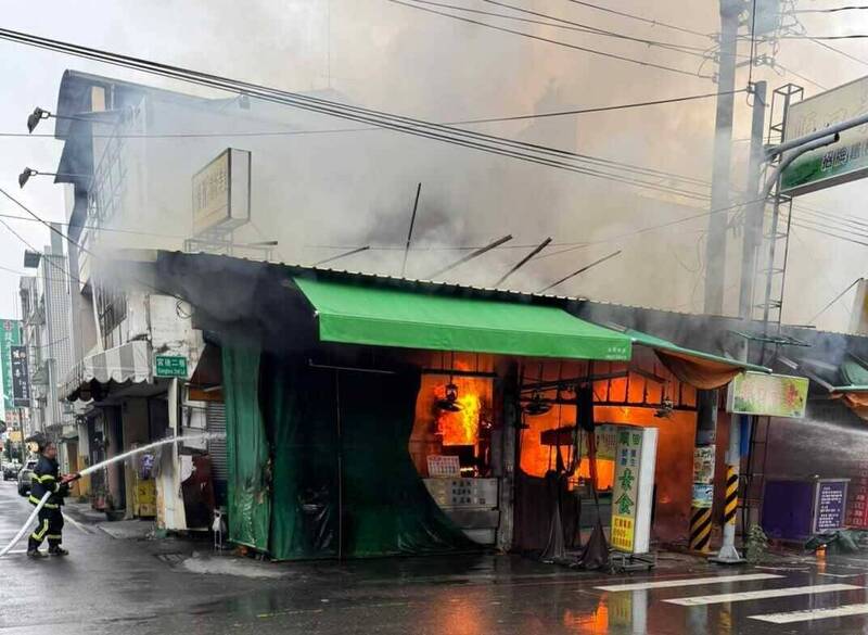 北斗中华路火警，2店面烧毁。（民众提供）