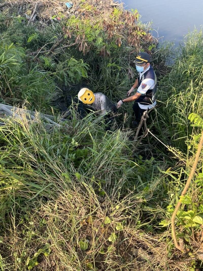 90歲老翁受困河床泥地獲救。（讀者提供）