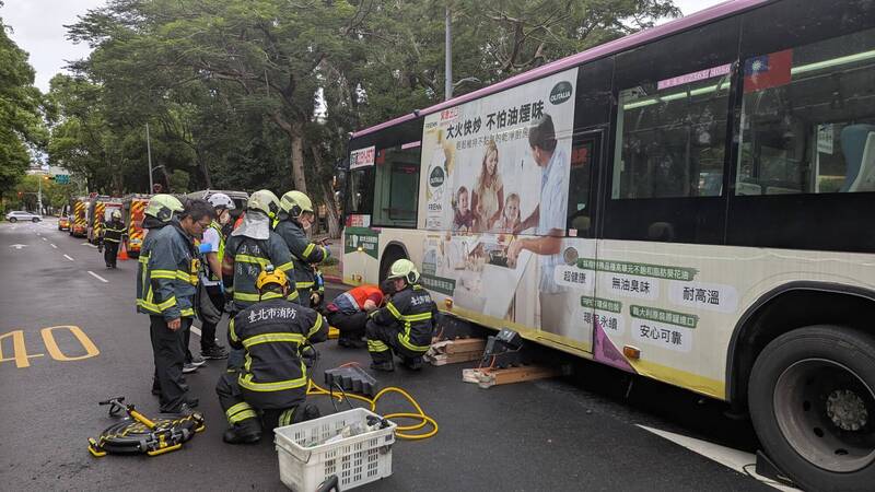 周男行走在斑馬線上卻遭公車撞倒輾斃。（記者劉慶侯翻攝）