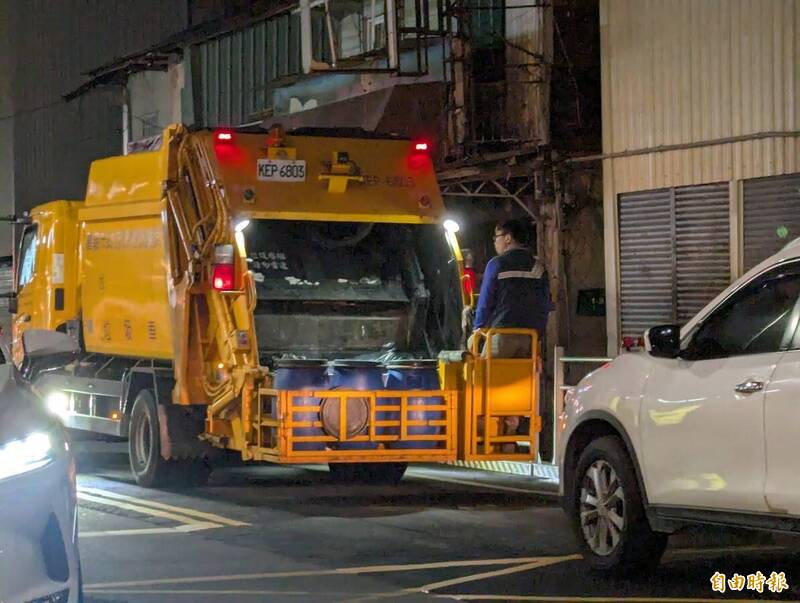民眾被勸勿站路口罵清潔隊員髒話，被判刑。圖為垃圾車清運垃圾照，非當事人照片。（記者王善嬿攝）
