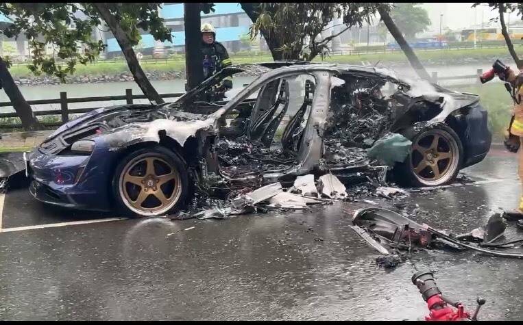 保時捷電動跑車突冒煙起火，原因調查中。（讀者提供）