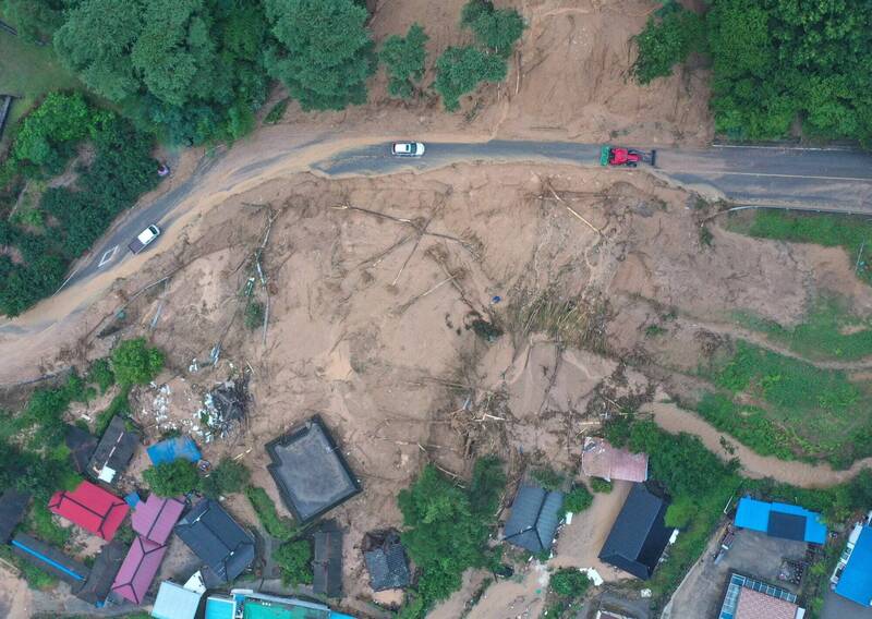 南韩连日暴雨酿成10人死亡、9人失踪。图为庆尚南道山清郡19日土石流。（法新社）