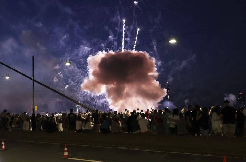 德国杜塞道夫烟火不明原因在地面爆炸,造成至少19名观众受伤。(美联社) 德国杜塞道夫烟火不明原因在地面爆炸,造成至少19名观众受伤。(美联社)